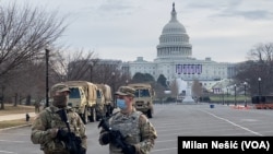 Para tentara dari Garada Nasional berjaga di depan Gedung Kongres, di Washington, D.C, Kamis, 14 Januari 2021.