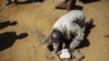 Jonarson Revoria, 73 ans, un agriculteur, montre un petit bassin creusé dans le sol pour recueillir l'eau de pluie dans le village d'Ankilidoga, commune de Sampona, Madagascar, le 31 août 2021. 