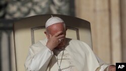 El papa Francisco aceptó la renuncia de un obispo de la ciudad de Nueva York acusado de abusar sexualmente de un adolescente en la década de 1980.