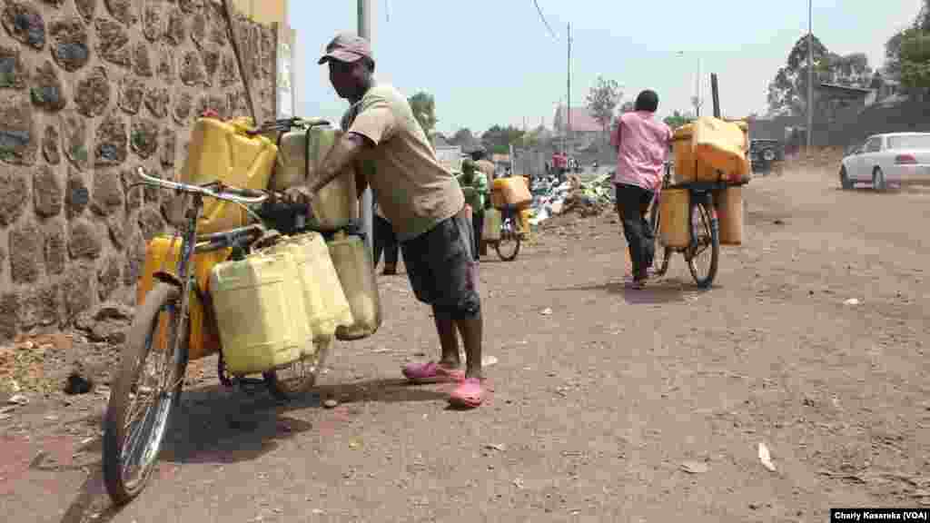 Des vendeurs de l'eau du lac Kivu, à Goma, Nord-Kivu