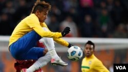 Neymar lideró a la selección de Brasil que goleo a Estados Unidos, marcando el primer gol de penal.