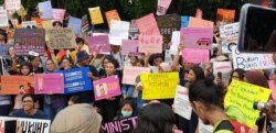 Para peserta Women's March menuntut segera disahkannya RUU-PKS dalam aksi di Jakarta. (Foto: dok. VOA/Sasmito)