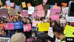 Para peserta Women's March menuntut segera disahkannya RUU-PKS dalam aksi di Jakarta, Sabtu, 27 April 2019. (VOA/Sasmito)