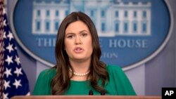 La secretaria de prensa de la Casa Blanca, Sarah Huckabee Sanders, habla a los medios de comunicación el 29 de octubre de 2018.