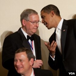 Presiden Obama berbicara dengan Ketua Fraksi Republik dalam Senat, Senator Mitch McConnell.