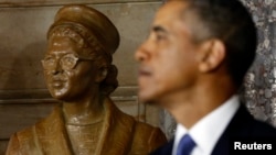 El presidente Barack Obama rinde tributo a Rosa Parks en el Congreso.