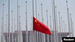 资料照：在上海世界博览会会场上升期的中国国旗。（2010年4月30日）
