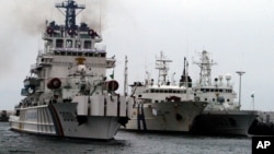 지난 2006년 한국 국립해양조사원 소속 연구원 20명을 태운 선박(가운데)이 독도(일본명 다케시마) 주변 해양 조사 출발하기 전 경비대 사이에서 계류하고 있다. 