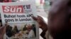 Un habitant de Lagos lit un article sur une photo du président Buhari parue plus de deux mois après son départ pour des soins médicaux à Londres, le 24 juillet 2017.