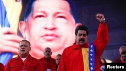 El presidente de Venezuela, Nicolás Maduro (der.) llamó a mantener vivo el 'sueño' del chavismo.