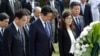 日本首相夏威夷紀念墓地獻花圈