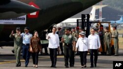 印尼总统佐科·维多多与印尼武装部队总司令加托·努尔曼蒂约在雅加达检查给罗兴亚人提供的援助物资。（2017年9月13日）