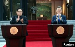 문재인 한국 대통령(오른쪽)과 김정은 북한 국무위원장이 지난 4월 27일 정상회담에서 채택한 '판문점 공동 선언문'을 발표하고 있다.