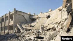 叙利亚活动人士指称2012年12月1日效忠阿萨德总统的空军战机袭击大马士革附近的达拉亚地区发射导弹所摧毁的建筑物的景象