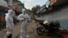 အိန္ဒိယနိုင်ငံ Siliguri မြို့မှာ တွေ့ရတဲ့ ပိုးသတ်ဆေးဖျန်းနေတဲ့ မီးသတ်တပ်ဖွဲ့ဝင်တချို့။ (ဇွန် ၂၂၊ ၂၀၂၀) 