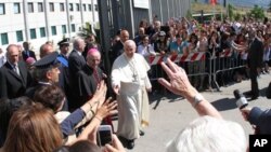 El papa Francisco saluda a una multitud de feligreses tras visitar la cárcel de Castrovillari, en Calabria.