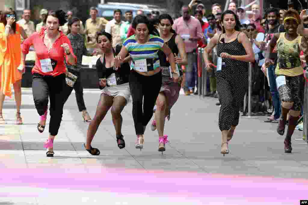 Những người phụ nữ tham gia cuộc chạy đua trên giày cao gót &quot;Stilleto Run&quot; đầu tiên ở Ấn Độ, do thương hiệu thời trang phụ nữ Elle tổ chức, nhân ngày Quốc tế Phụ nữ ở Bangalore, ngày 8 tháng 3, 2015.