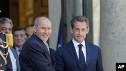 ປະທານາທິບໍດີຝລັ່ງທ່ານ Nicolas Sarkozy ພົບປະກັບ ຫົວໜ້າ ກະບົດລີເບຍ ທ່ານ Mustafa Abdel Jalil ທີ່ປາຣີ
ເມືອວັນທີ່ 20 ເດືອນນີ້