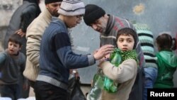 지난 10일 시리아 반군이 점령하고 있는 알레포 지역에서 민간인들이 병에 물을 채우고 있다.