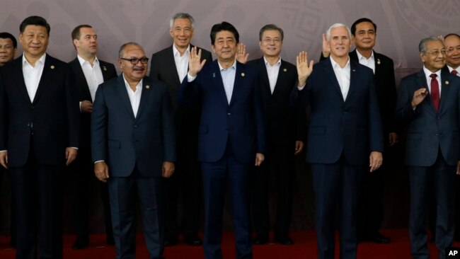 2018年年11月18日中国国家主席习近平（左）和美国副总统彭斯在APEC经济领导人会议上