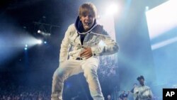 Justin Bieber demandó al paparazzi acusándolo de poner en riesgo su vida.