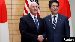 마이크 펜스 미 부통령과 아베 신조 일본 총리가 13일 도쿄 총리 관저에서 만나 악수하고 있다. 