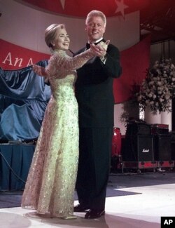 Hillary Clinton in Oscar de la Renta.