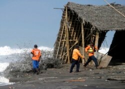 Petugas penyelamat berlari saat gelombang tinggi menghantam garis pantai di Pantai Parangtritis, Yogyakarta, 19 Mei 2007, sebagai ilustrasi. (Foto: REUTERS/Dwi Oblo)