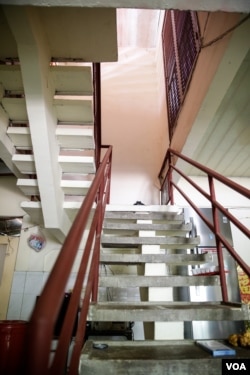 The stairs inside Hak Bopha's house in 100 Houses project. The stairs are kept in its original form. (Nov Povleakhena/VOA Khmer)​