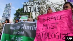 Filipino Muslim students, religious and community leaders stage a protest against the French satirical magazine Charlie Hebdo in Marawi City, southern Philippines, Jan. 14, 2015. (AFP PHOTO / MARK NAVALES)