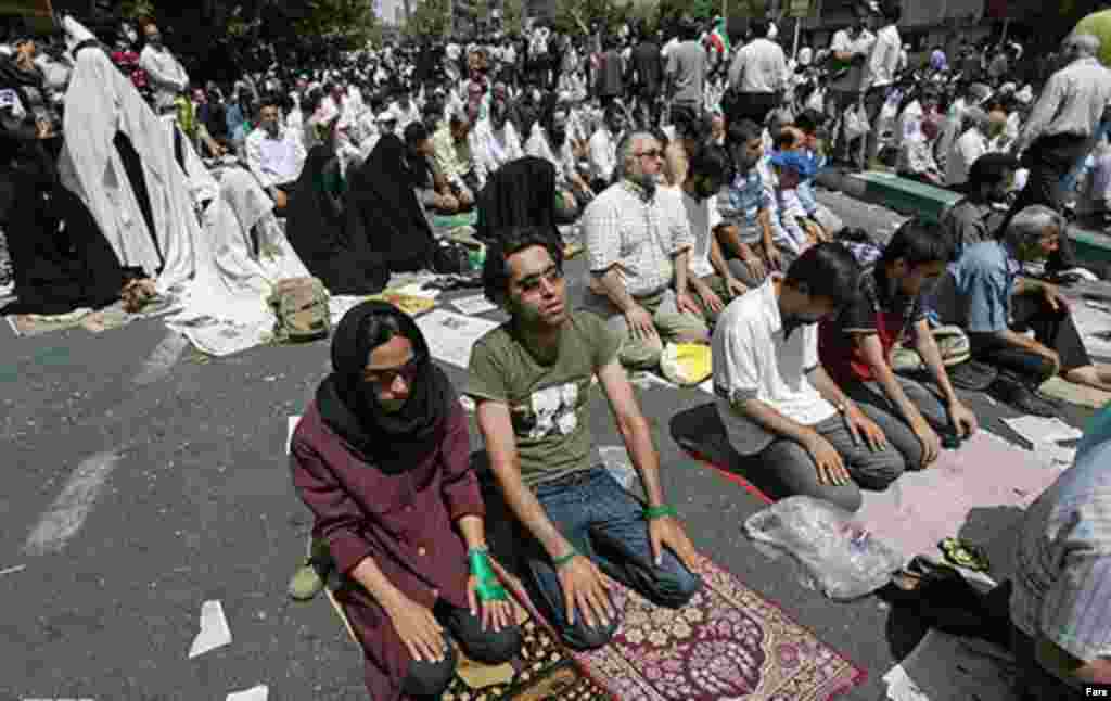 در هنگام اعتراضات خیابانی سال ۸۸، آقای رفسنجانی در نماز جمعه خود خواستار دلجویی از آسیب دیدگان و آزادی زندانیان شد. در این نمازجمعه معترضان حاضر شده و نماز خواندند که با حاشیه هایی همراه شد.&nbsp;