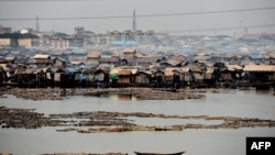 រូបភាព​ឯកសារ៖ នេះ​ជា​ទិដ្ឋភាព​នៃ​សហគមន៍ Makoko ដែល​សង់​នៅ​មាត់​សមុទ្រ។ វា​បង្ហាញ​ពី​ភាព​ក្រីក្រ​ខ្លាំង និង​អសមភាព​រវាង​អ្នក​មាន​ និង​អ្នក​ក្រ នៅ​ក្នុង​ក្រុង Lagos ប្រទេស​នីហ្សេរីយ៉ា។ 