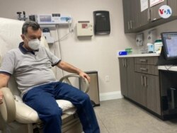 Yomber Guzmán durante su visita al médico que confirmó el contagio con coronavirus. [Foto: Cortesía de la familia]