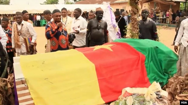 Funeral service for the chief of the Ballong people in Ballong, southwestern Cameroon, March 8, 2018. (M Edwin Kindzeka/VOA)