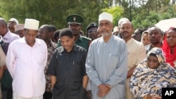 Rais wa Zanzibar, Dk Ali M. Shein na Makamu wa kwanza wa Rais Maalim Seif Sharif wakiwa wenye huzuni wakati walifika eneo la ajali ya meli ya Spice Islander.