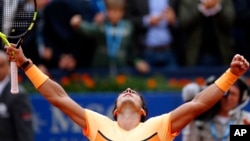 Rafael Nadal célèbre sa victoire sur Fabio Fognini, de l'Italie, lors du tournoi de tennis Open de Barcelone à Barcelone en Espagne, le 22 Avril 2016.