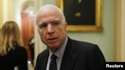El senador John McCain (R-Ariz.) Habla a los periodistas en Capitol Hill en Washington, el 6 de abril de 2017.