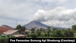 Gunung Sinabung di Kabupaten Karo, Sumatera Utara, yang erupsi pada pukul 05.25 WIB, Rabu, 20 Januari 2021. (Foto: Pos Pemantau Gunung Api Sinabung)