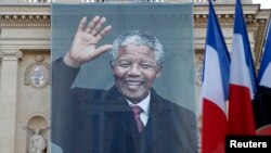 លោក​ Mandela ជា​​អតីត​អ្នកទោស​នយោបាយ​រយៈពេល​ជិត​៣០​ឆ្នាំ ​បាន​ស្លាប់​​កាល​ពីយប់​ថ្ងៃ​​ព្រហស្បតិ៍ ទី០៥ ខែធ្នូ ឆ្នាំ២០១៣​​ ​នៅ​ប្រទេស​អាហ្វ្រិក​ខាង​ត្បូង ​ដោយ​រោគាពាធ​ ក្នុងជន្មាយុ​៩៥​ឆ្នាំ។