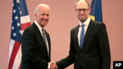 အမေရိကန်ဒုသမ္မတ Joe Biden (ဘယ်) နဲ့ ယူကရိန်း ယာယီဝန်ကြီးချုပ် Arseniy Yatsenyuk (ညာ) တို့ တွေ့ဆုံစဉ်