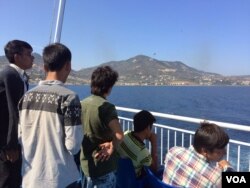 This ship carries thousands of refugees and other migrants from Greek islands to Athens, Sept. 2015. (H. Murdock/VOA)