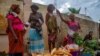 Mulheres zungueiras na praça do Avô Kumbi em Luanda, Angola