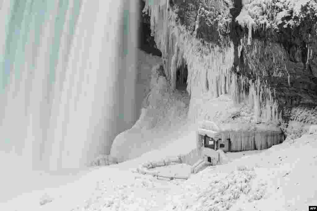 冰封雪盖的尼亚加拉大瀑布底部的一个观察点也被冰覆盖（2018年1月9日）。