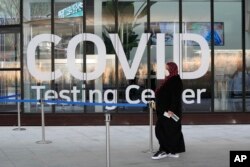 Seorang pelancong tiba di depan pusat pengujian COVID-19 di Bandara Internasional Incheon Di Incheon, Korea Selatan, Rabu, 1 Desember 2021. (Foto: AP/Ahn Young-joon).