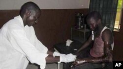 Un élève victime d'une attaque contre un pensionnat à Mamudo, ayant fait au moins 30 morts. Hôpital de Potiskum au Nigeria, le 6 juillet 2013.