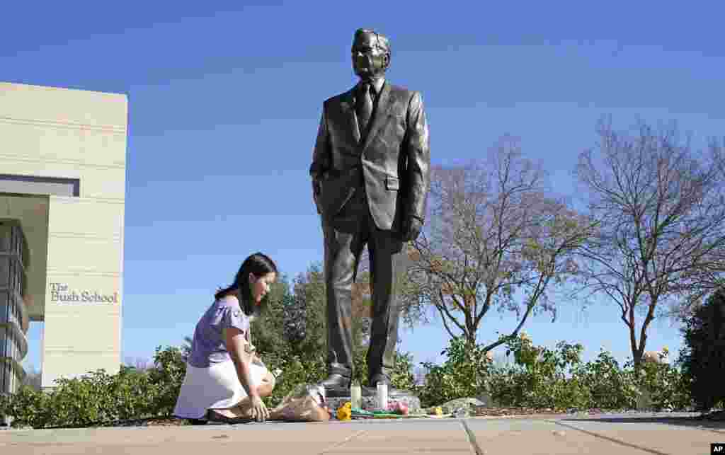 Временный мемориал у статуи Джорджа Буша-старшего на территории Президентской библиотеки и музея в Колледж-Стейшен, Даллас, штат Техас