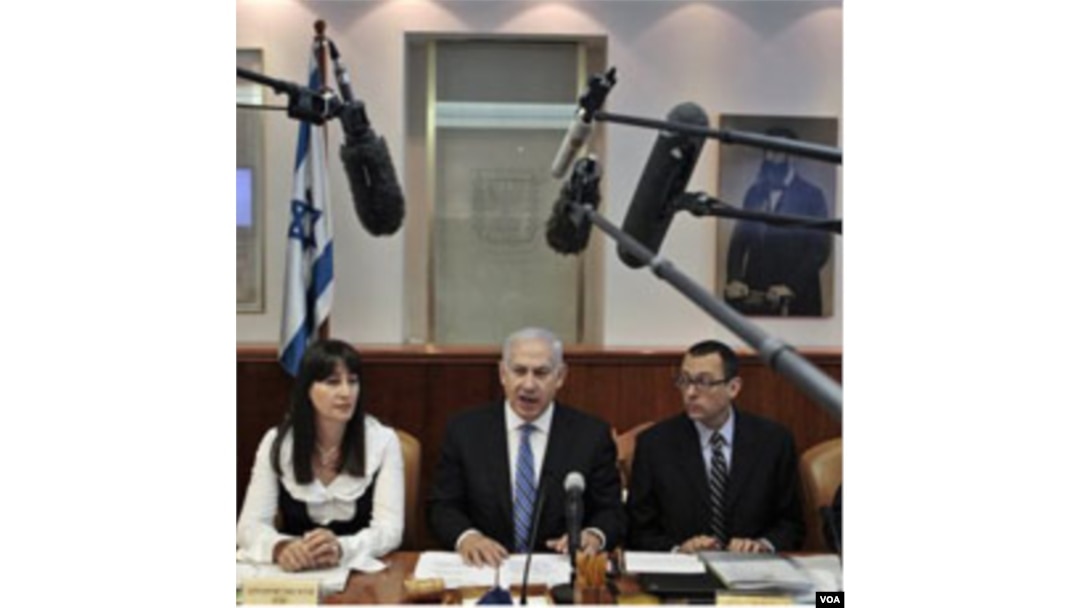 PM Israel Benjamin Netanyahu (tengah) dalam sidang kabinet mingguan mengecam perjanjian rekonsiliasi otorita Palestina dengan militan Hamas.