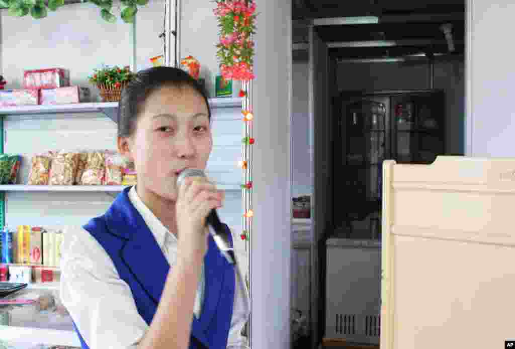 Singing is a popular way to attract customers in North Korea. (Sungwon Baik/VOA)