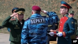 Bộ trưởng Quốc phòng Nga Sergei Shoigu (trái) tưởng thưởng cho một cựu sĩ quan Berkut, tại căn cứ quân sự ở Sevastopol, Crimea, 24/3/14 (Ảnh do Bộ Quốc phòng Nga cung cấp)