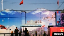 保安人员站在新疆维吾尔自治区霍城县所谓的职业技能教育中心的大门口。（2018年9月3日）